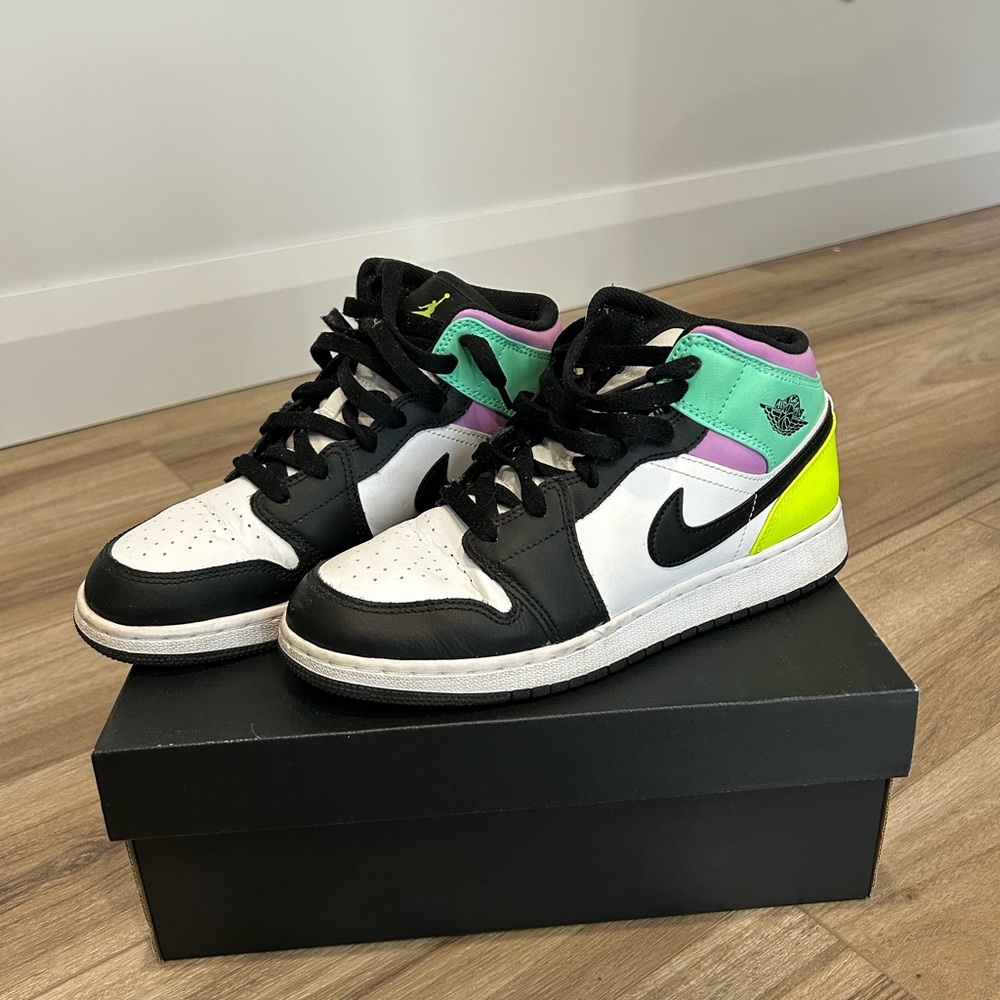 Women’s jordan shoes - Picture 2 of 5